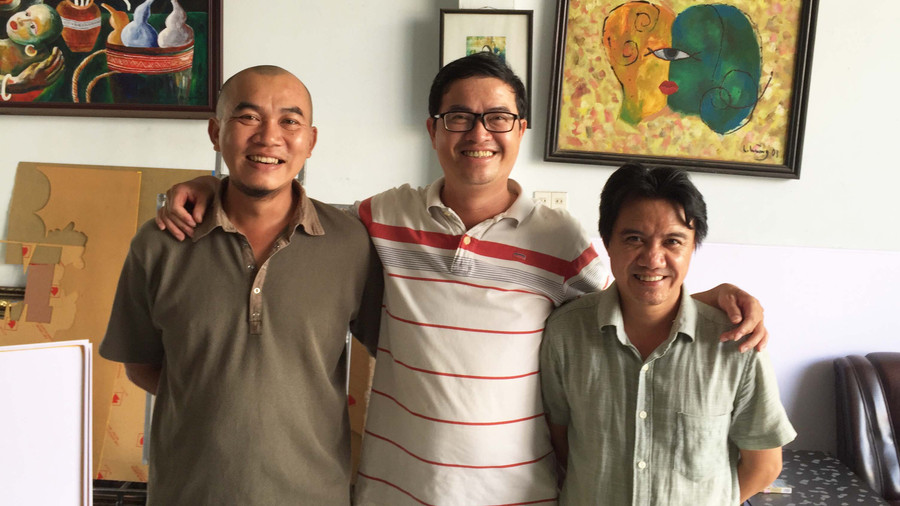 Từ trái sang: nhà điêu khắc Nguyễn Vinh, họa sĩ Mai Quý Ngọc, họa sĩ Nguyễn Văn Chung. Ảnh: Lê Hùng 