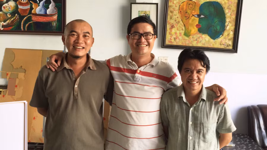 Từ trái sang: nhà điêu khắc Nguyễn Vinh, họa sĩ Mai Quý Ngọc, họa sĩ Nguyễn Văn Chung. Ảnh: Lê Hùng 