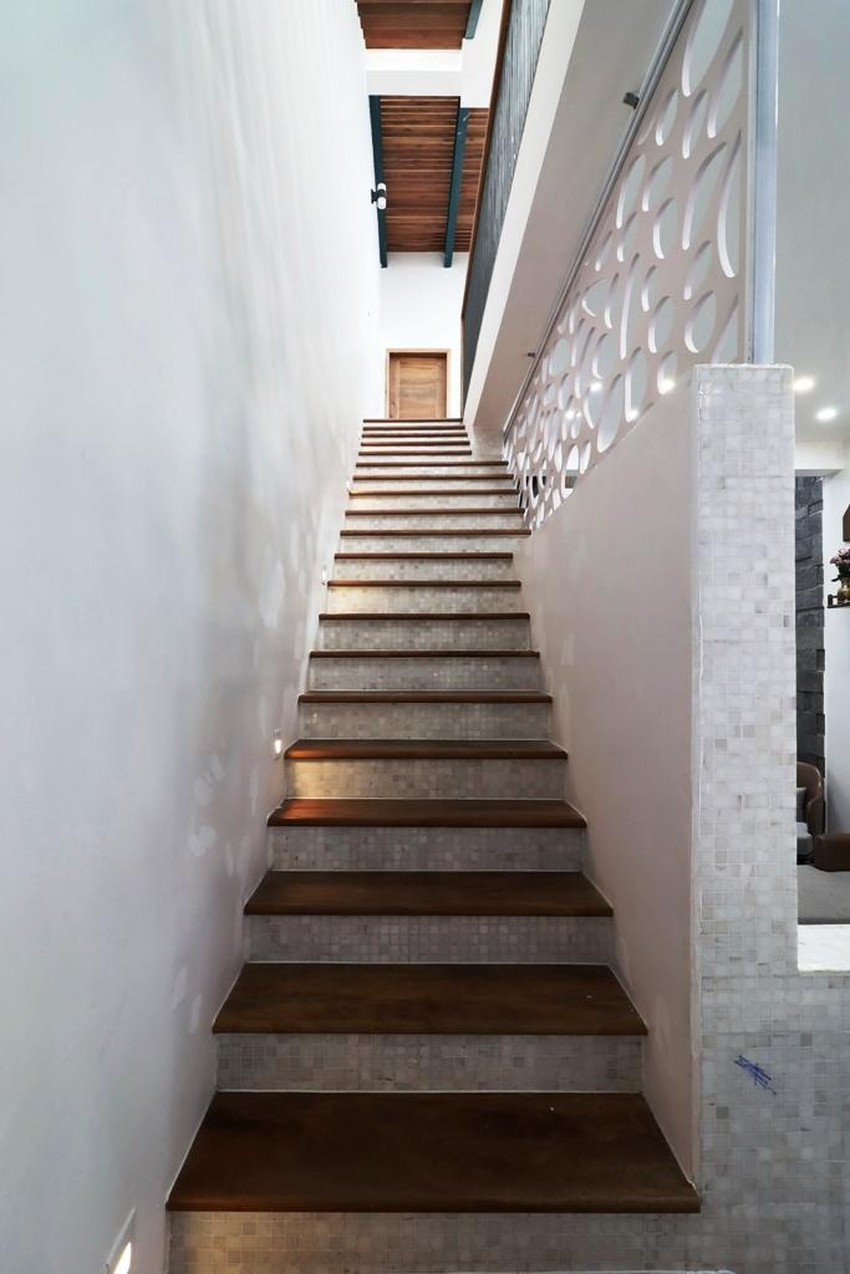 Cầu thang dẫn lên các tầng trên thiết kế đơn giản với gam màu tối. Cầu thang dẫn lên các tầng trên thiết kế đơn giản với gam màu tối.