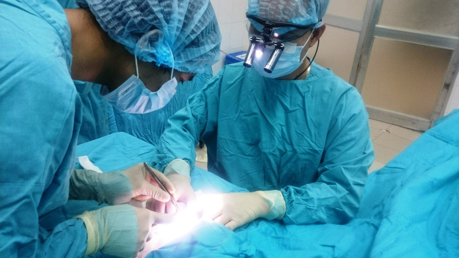 Ê kíp Khoa Ngoại chấn thương tiến hành phẫu thuật nối mạch máu cho bệnh nhân 43 tuổi. Ảnh: C.X