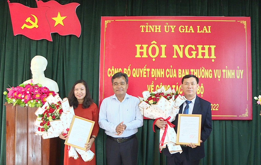 Bí thư Tỉnh ủy Hồ Văn Niên (ở giữa) tặng hoa, trao Quyết định của Ban Thường vụ Tỉnh ủy cho đồng chí Lê Thị Thanh Mai (bìa trái) và đồng chí Bùi Văn Khánh. Ảnh: Ngọc Minh  Ủy viên Ban Chấp hành Trung ương Đảng, Bí thư Tỉnh ủy, Chủ tịch HĐND tỉnh Hồ Văn Niên tặng hoa, trao Quyết định của Ban Thường vụ Tỉnh ủy cho đồng chí Lê Thị Thanh Mai và Bùi Văn Khánh. Ảnh: Ngọc Minh
