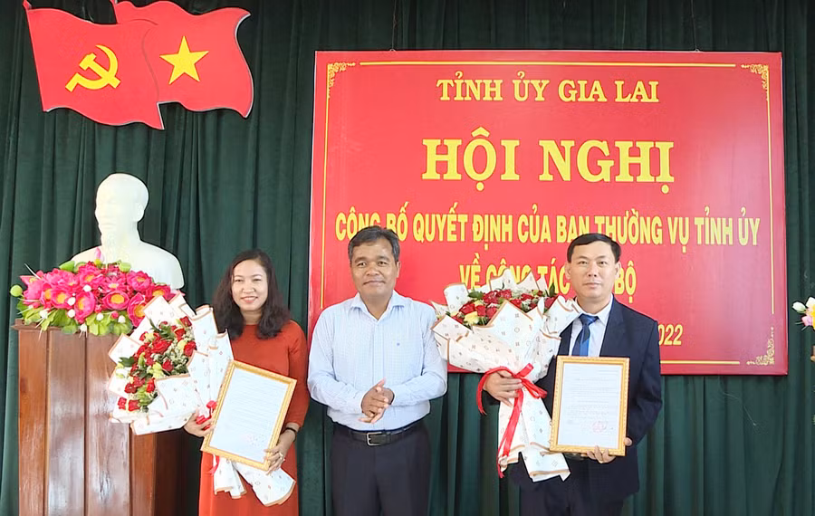  Ủy viên Ban Chấp hành Trung ương Đảng, Bí thư Tỉnh ủy, Chủ tịch HĐND tỉnh Hồ Văn Niên tặng hoa, trao Quyết định của Ban Thường vụ Tỉnh ủy cho đồng chí Lê Thị Thanh Mai và Bùi Văn Khánh. Ảnh: Ngọc Minh