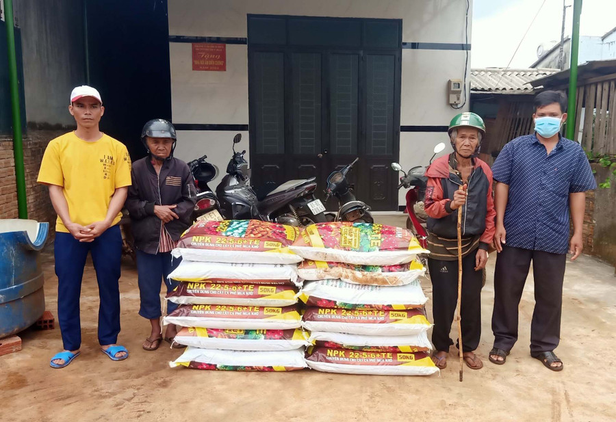 Thị trấn Ia Kha hỗ trợ phân bón cho 2 hộ chính sách. Ảnh: Nguyễn Hòa