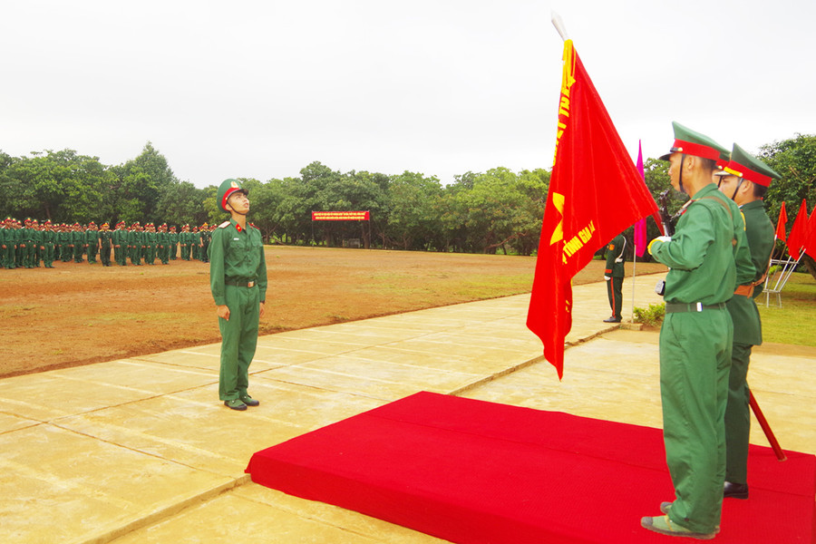 Các đơn vị tổ chức tuyên thệ chiến sĩ mới năm 2022 ảnh 1 Chiến sĩ mới Tuyên thệ dưới Quân kỳ Quyết thắng. Ảnh: Thanh Tuyền