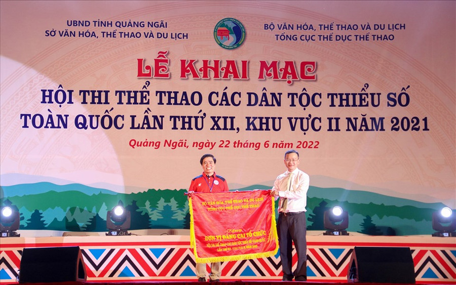 Ông Nguyễn Hồng Minh - Phó Tổng cục trưởng Tổng cục Thể dục thể thao đã tặng Cờ cho đơn vị đăng cai cho ông Nguyễn Tiến Dũng - Tỉnh ủy viên, Giám đốc Sở Văn hóa, Thể thao và Du lịch Quảng Ngãi. Ảnh: PV Ông Nguyễn Hồng Minh - Phó Tổng cục trưởng Tổng cục Thể dục thể thao đã tặng Cờ cho đơn vị đăng cai cho ông Nguyễn Tiến Dũng - Tỉnh ủy viên, Giám đốc Sở Văn hóa, Thể thao và Du lịch Quảng Ngãi. Ảnh: PV