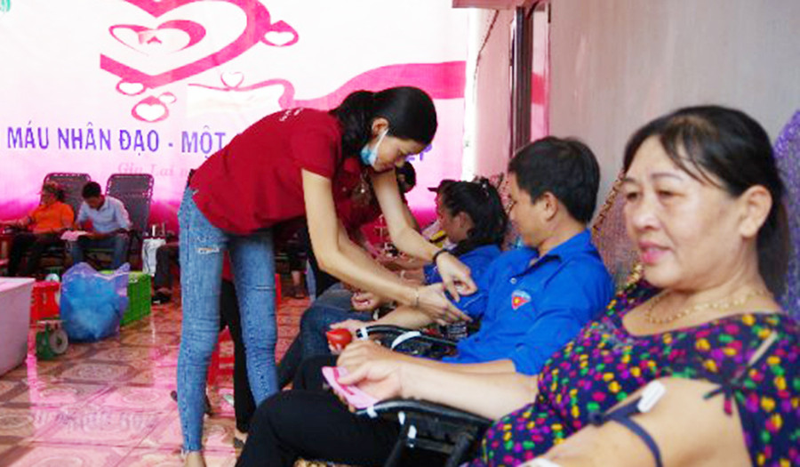 Đông đảo cán bộ, chiến sĩ, người lao động Công ty TNHH một thành viên và người dân tham gia hiến máu. Ảnh: Hồng Ngọc Đông đảo cán bộ, chiến sỹ, người lao động Công ty TNHH một thành viên và người dân tham gia HMTN. Ảnh: Hồng Ngọc