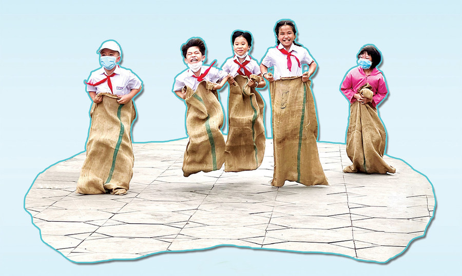 Các em thiếu nhi TP. Pleiku tham gia trò chơi vận động nhảy bao bố sau lễ khai mạc hoạt động hè năm 2022. Ảnh: Phan Lài