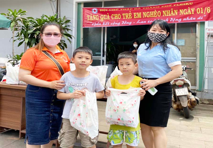 Hội Chữ thập đỏ TP. Pleiku tặng quà cho các cháu thiếu nhi nhân ngày (1-6). Ảnh: Hà Phương