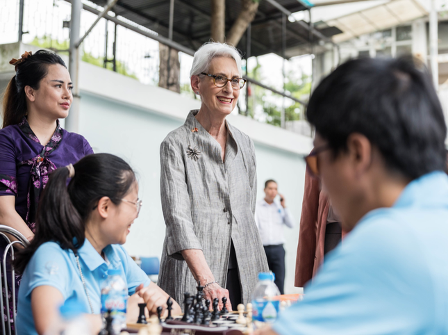 Thứ trưởng Ngoại giao Mỹ Wendy Sherman (giữa) thăm Trung tâm thể thao Khúc Hạo, nơi các vận động viên khuyết tật đang tập luyện cho các giải đấu. (Ảnh: ĐSQ Mỹ) Thứ trưởng Ngoại giao Mỹ Wendy Sherman (giữa) thăm Trung tâm thể thao Khúc Hạo, nơi các vận động viên khuyết tật đang tập luyện cho các giải đấu. (Ảnh: ĐSQ Mỹ)