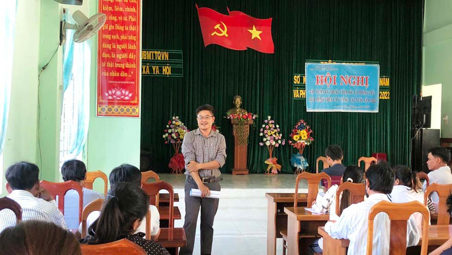 Trung tâm Dịch vụ nông nghiệp huyện Đak Pơ tổ chức tập huấn kỹ thuật chăm sóc và phòng trừ dịch bênh trên cây trồng, vật nuôi cho 160 người dân ở 8 xã, thị trấn trên địa bàn. Ảnh Ngọc Minh