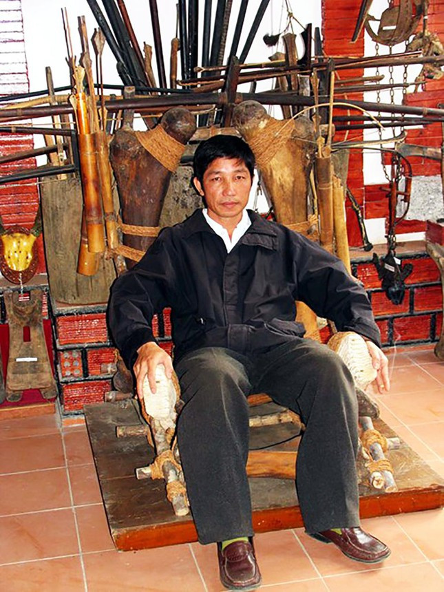 Ông K’Tâm và chiếc ghế “vua voi”từng ngồi làm lễ cúng