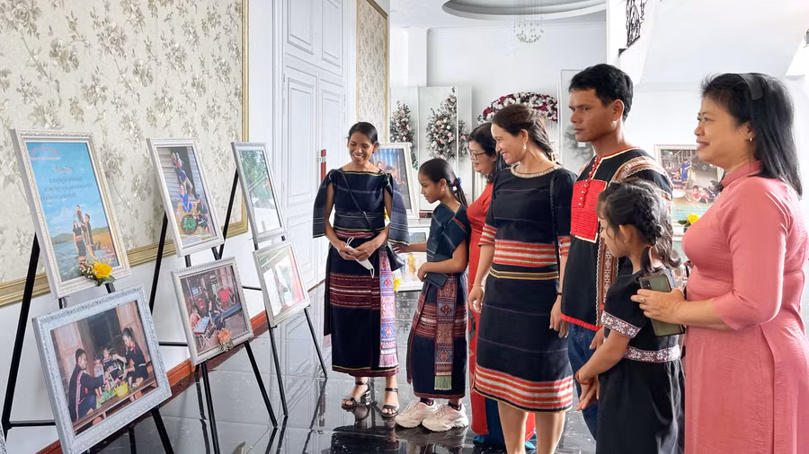 Trưng bày ảnh “Khoảnh khắc gia đình hạnh phúc” tại diễn đàn “Phụ nữ Gia Lai chung tay vun đắp giá trị gia đình Việt Nam”. Ảnh: Hoàng Ngọc