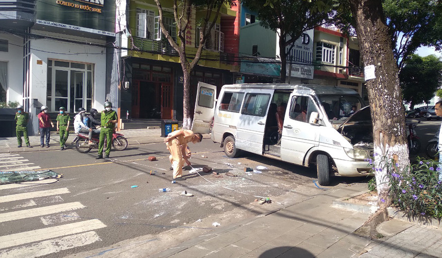 Lực lượng Công an đang khám nghiệm hiện trường vụ tai nạn. . Ảnh: Lê Anh