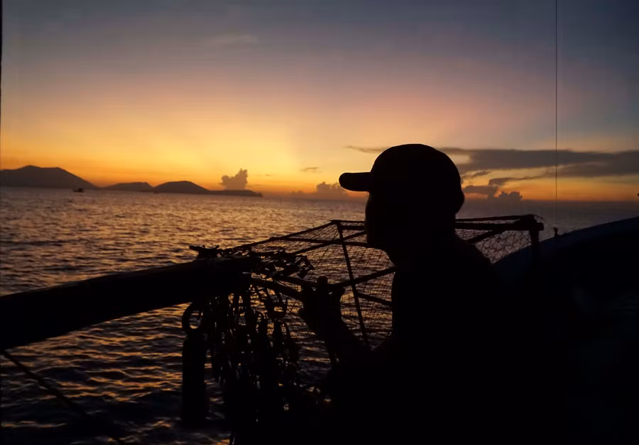 Ngư dân Nguyễn Văn Hảo thức dậy từ 3 giờ sáng để chuẩn bị cho một ngày đi bẫy mực trong vịnh Nha Trang. Ảnh: Thế Quang