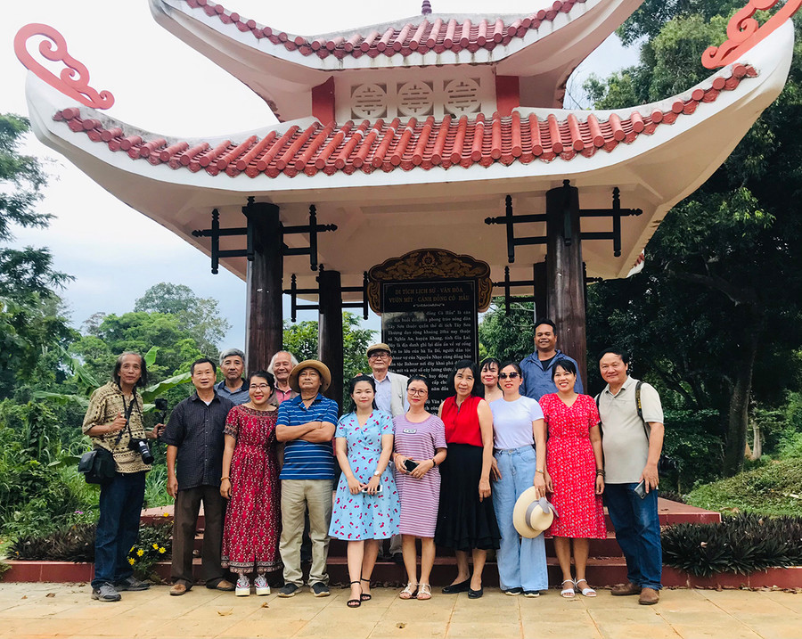 Đoàn văn nghệ sĩ Gia Lai tham quan Di tích lịch sử-văn hóa Vườn mít-Cánh đồng Cô Hầu. Ảnh: Nhất Hạnh Ảnh: Đào An Duyên