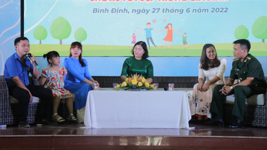 Gia đình anh Tài và chị Liễu (bìa trái) tham gia buổi giao lưu. Ảnh: Tâm Ngọc