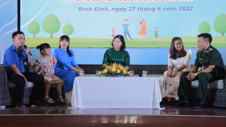 Gia đình anh Tài và chị Liễu (bìa trái) tham gia buổi giao lưu. Ảnh: Tâm Ngọc