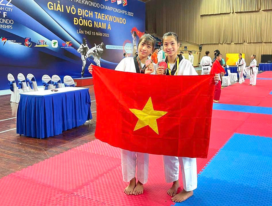 Hai chị em song sinh Nguyễn Thị Mai (bìa trái) và Nguyễn Thị Loan đã giành 2 tấm huy chương về cho đoàn Việt Nam ở Giải Vô địch Taekwondo Đông Nam Á. Ảnh: Lê Văn Ngọc