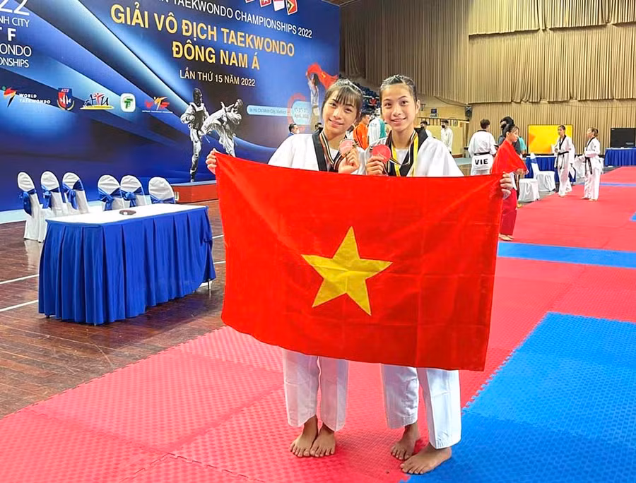 Hai chị em song sinh Nguyễn Thị Mai (bìa trái) và Nguyễn Thị Loan đã giành 2 tấm huy chương về cho đoàn Việt Nam ở Giải Vô địch Taekwondo Đông Nam Á. Ảnh: Lê Văn Ngọc