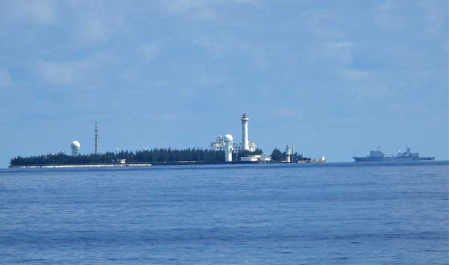 Tàu vận tải tổng hợp 961 của hạm đội Nam Hải tiếp tế cho quân nhân Trung Quốc đóng quân trái phép trên bãi Gạc Ma. Ảnh: Thanh Niên