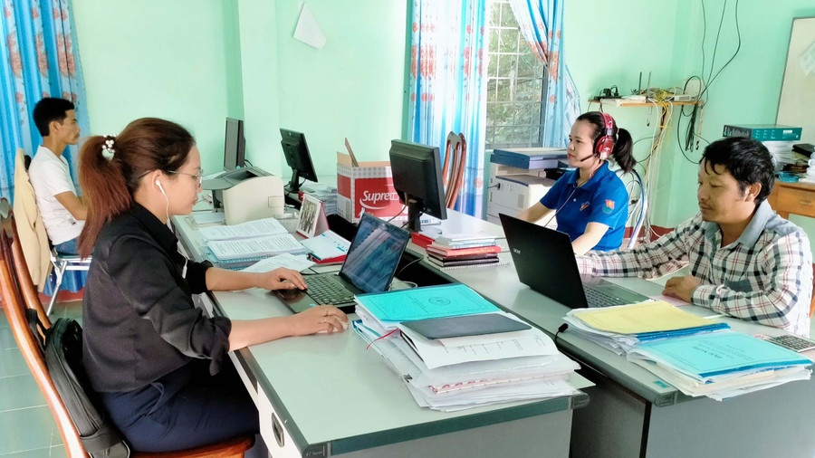 Hàng tháng, Trung tâm Văn hóa-Thông tin và Thể thao huyện Kbang hỗ trợ các xã mở chuyên mục phát thanh trên sóng đài huyện. Ảnh: Minh Phương