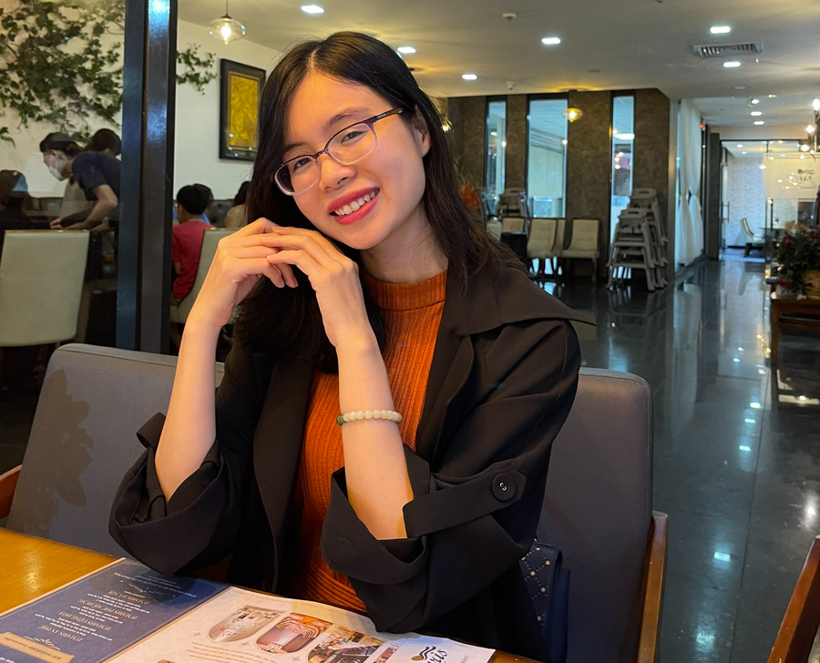 Chân dung cô giáo trẻ với hơn 14 triệu lượt thích trên nền tảng TikTok. Ảnh: NVCC