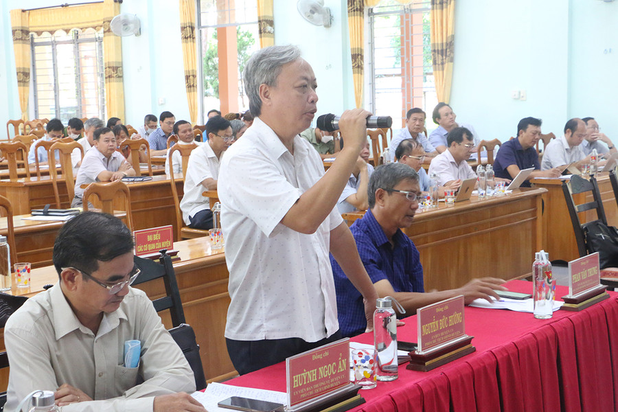 Phó Chủ tịch HĐND huyện Kông Chro Nguyễn Đức Hướng tham gia ý kiến tại buổi tiếp xúc. Ảnh: Quang Tấn