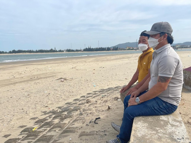 Hai chủ tàu là anh Phượng và anh Lưu ngồi ngóng biển