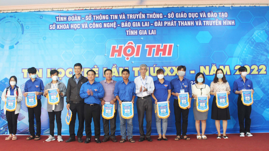 Ban tổ chức trao cờ lưu niệm cho các Trường THPT tham gia hội thi. Ảnh: P.L