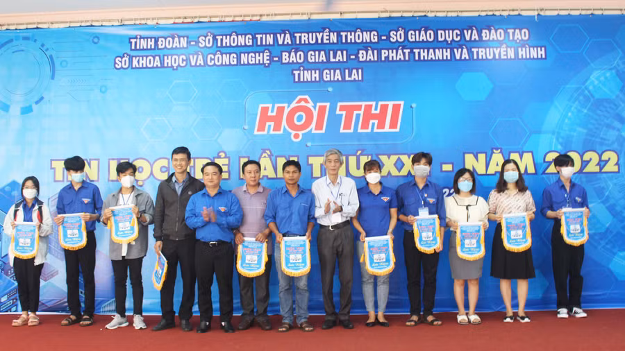 Ban tổ chức trao cờ lưu niệm cho các Trường THPT tham gia hội thi. Ảnh: P.L