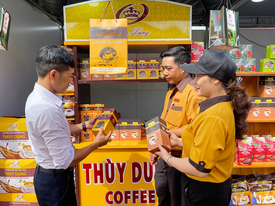 Sản phẩm cà phê của tỉnh Gia Lai tham gia trưng bày tại Ngày hội Du lịch kết nối Tuy Hòa-Pleiku năm 2022. Ảnh: Vũ Thảo Sản phẩm cà phê của Gia Lai tham gia trưng bày tại Ngày hội du lịch kết nối Tuy Hòa với Pleiku năm 2022. Ảnh: Vũ Thảo