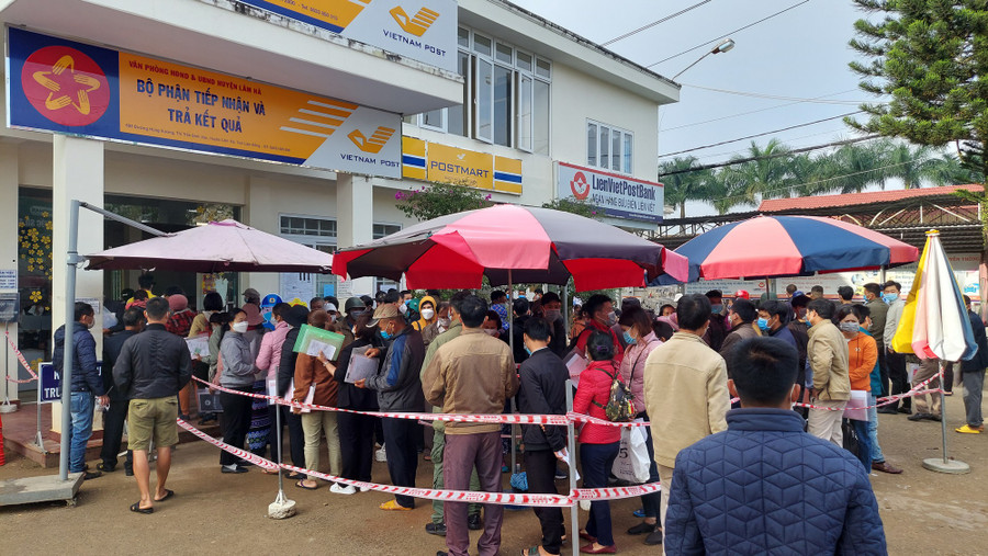Người dân xếp hàng dài trước bộ phận tiếp nhận và trả kết quả của huyện Lâm Hà.