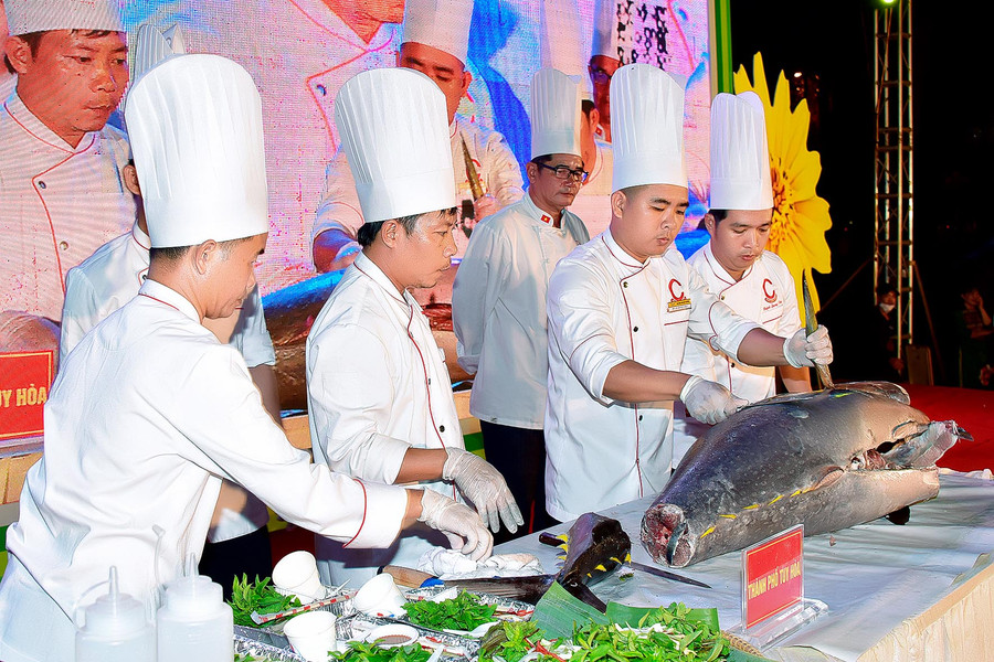 Khai hội du lịch kết nối Tuy Hòa-Pleiku ảnh 5 Các đầu bếp Tuy Hòa trình diễn văn hóa ẩm thực. Ảnh: Đức Thụy