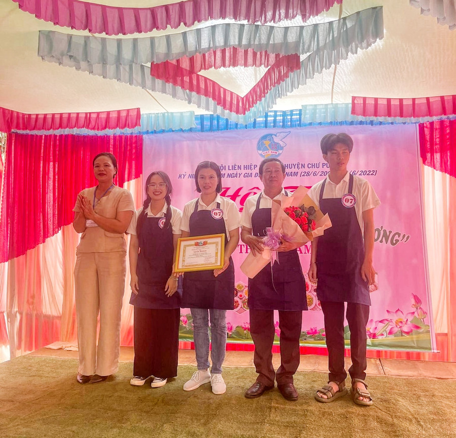 Hội LHPN huyện Chư Pưh trao giải cho các gai đình đạt giải tại hội thi. Ảnh: Minh Châu