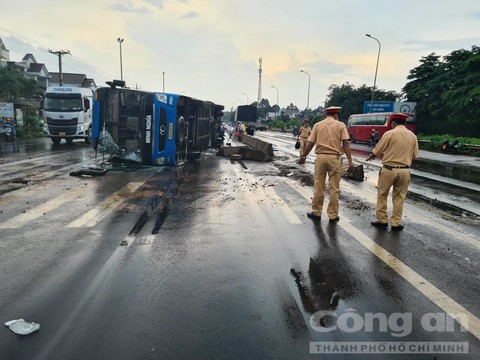 CSGT Suối Tre xử lý hiện trường. CSGT Suối Tre xử lý hiện trường.