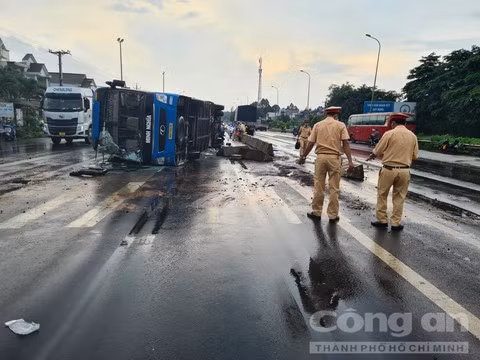 CSGT Suối Tre xử lý hiện trường.