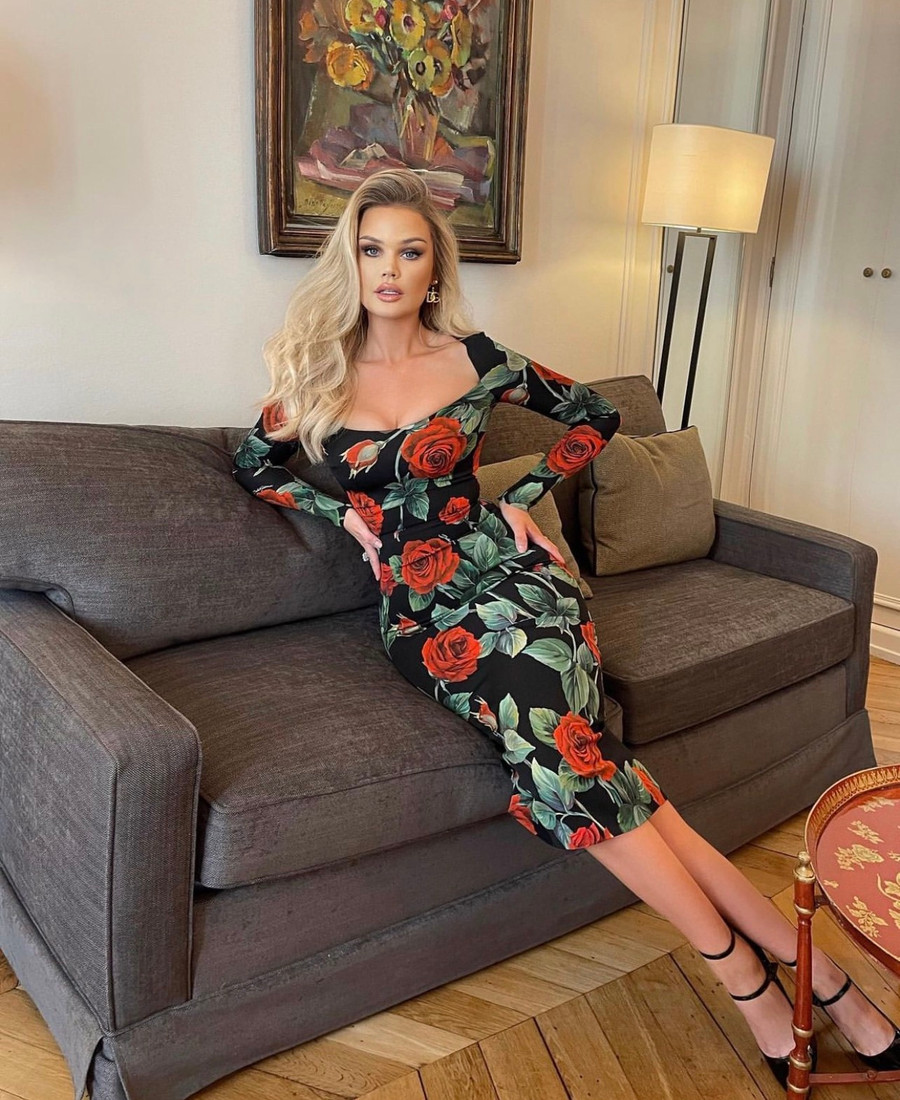 Những quý cô quyến rũ, thành đạt trên 30 tuổi lại ưa chuộng những mẫu váy bodycon ôm sát in hoa hồng nổi bật trên nền lớp vải màu đen huyền bí.