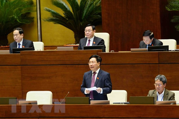 Phó Thủ tướng Thường trực Phạm Bình Minh trả lời chất vấn của đại biểu Quốc hội. (Ảnh: Minh Đức/TTXVN) Phó Thủ tướng Thường trực Phạm Bình Minh trả lời chất vấn của đại biểu Quốc hội. (Ảnh: Minh Đức/TTXVN)