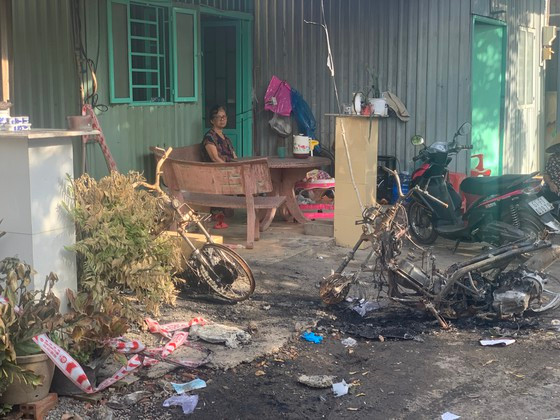 Hai xe máy bị thiêu rụi. Ảnh: TRUNG DŨNG Hai xe máy bị thiêu rụi. Ảnh: TRUNG DŨNG