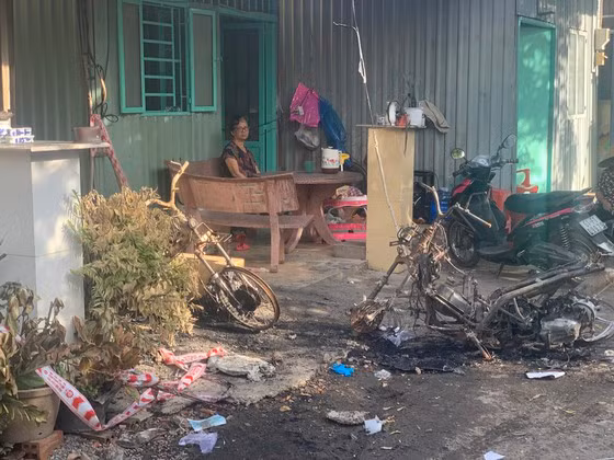 Hai xe máy bị thiêu rụi. Ảnh: TRUNG DŨNG Hai xe máy bị thiêu rụi. Ảnh: TRUNG DŨNG