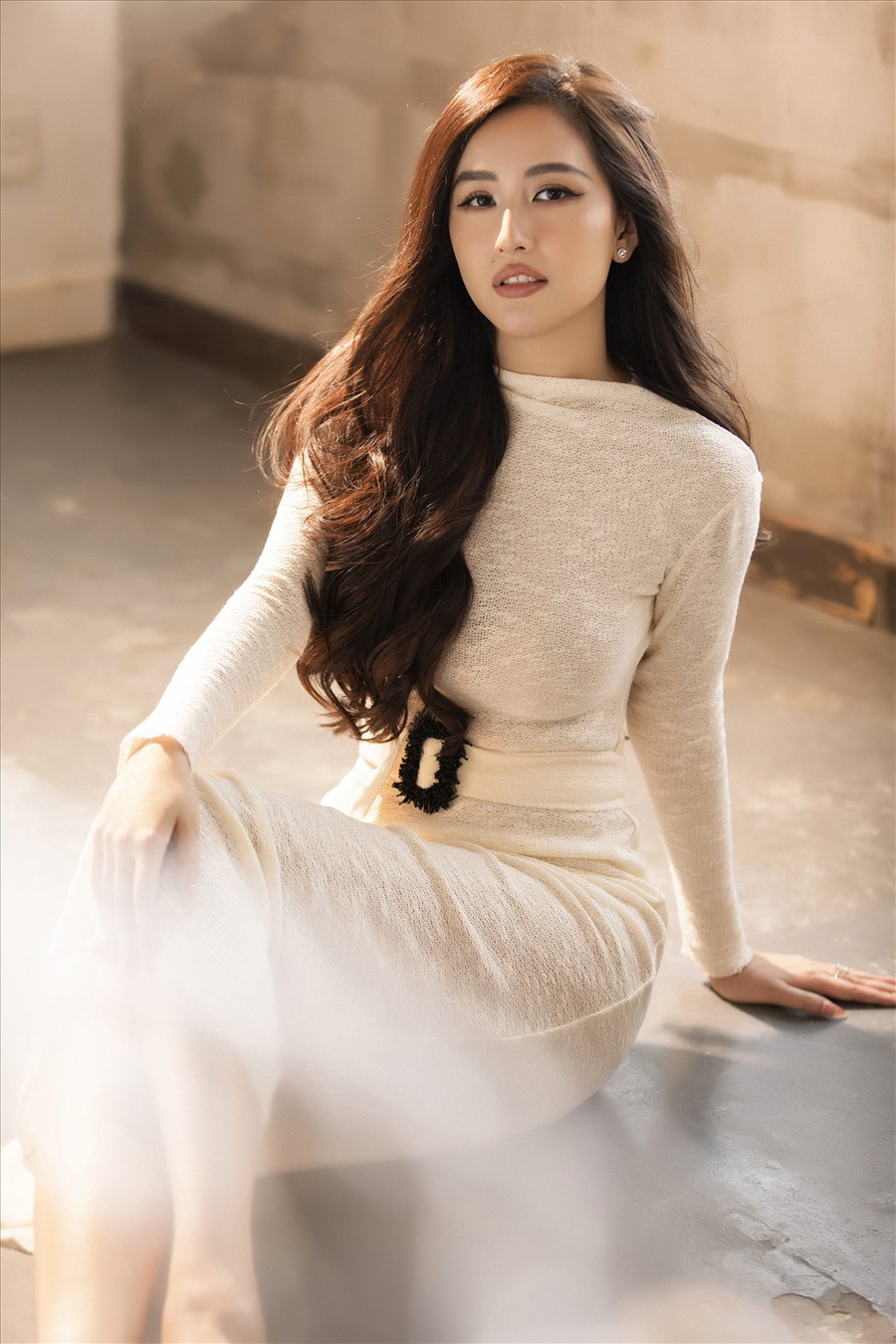  Không làm tóc quá cầu kỳ, Mai Phương Thúy thả tóc bồng bềnh tự nhiên để tôn lên vẻ nữ tính. Ảnh: Lê Thiện Viễn. 