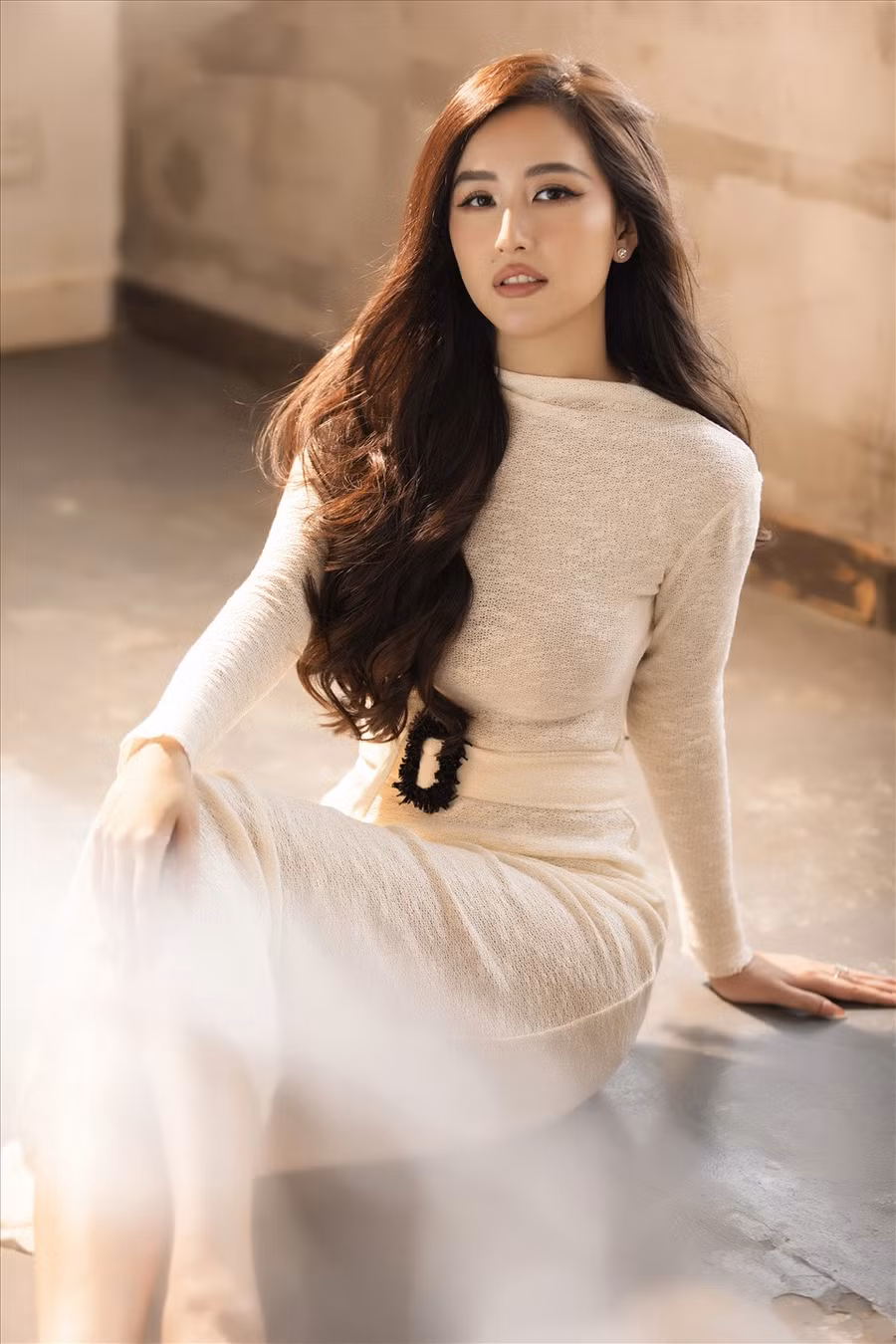  Không làm tóc quá cầu kỳ, Mai Phương Thúy thả tóc bồng bềnh tự nhiên để tôn lên vẻ nữ tính. Ảnh: Lê Thiện Viễn. 