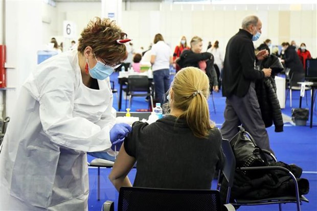 Tiêm vaccine phòng COVID-19 cho người dân tại Zagreb, Croatia ngày 24/12/2021. (Ảnh: THX/TTXVN)