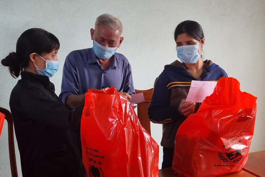 Ông Trương Đình Ba-Chủ tịch Hội Bảo trợ người khuyết tật và Bảo vệ quyền trẻ em tỉnh tặng quà cho người khuyết tật có hoàn cảnh khó khăn bị ảnh hưởng bởi dịch Covid-19 tại huyện Chư Prông. Ảnh: Hà Phương