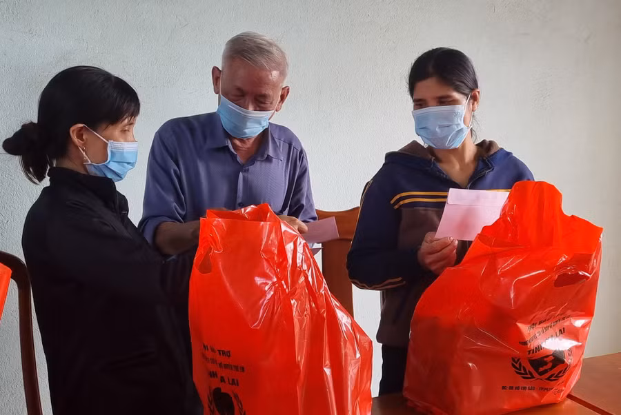 Ông Trương Đình Ba-Chủ tịch Hội Bảo trợ người khuyết tật và Bảo vệ quyền trẻ em tỉnh tặng quà cho người khuyết tật có hoàn cảnh khó khăn bị ảnh hưởng bởi dịch Covid-19 tại huyện Chư Prông. Ảnh: Hà Phương