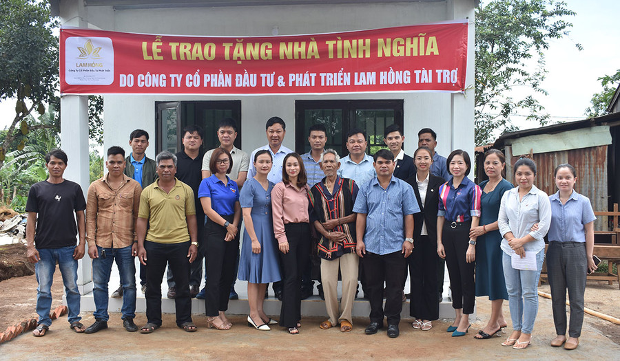  Đại diện các đơn vị về trao nhà cho ông Rơ Châm Yong(mặc áo truyền thống người Jrai). Ảnh: Minh Thoan