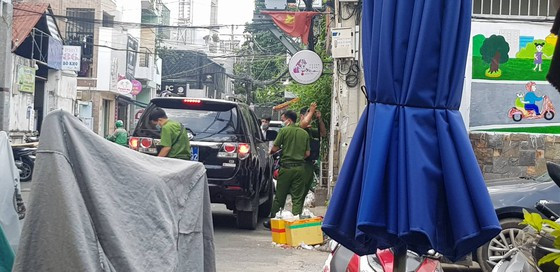 Công an phong tỏa khám nghiệm hiện trường. Ảnh: Chí Thạch Công an phong tỏa khám nghiệm hiện trường. Ảnh: CHÍ THẠCH