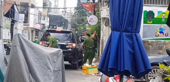 Công an phong tỏa khám nghiệm hiện trường. Ảnh: CHÍ THẠCH 