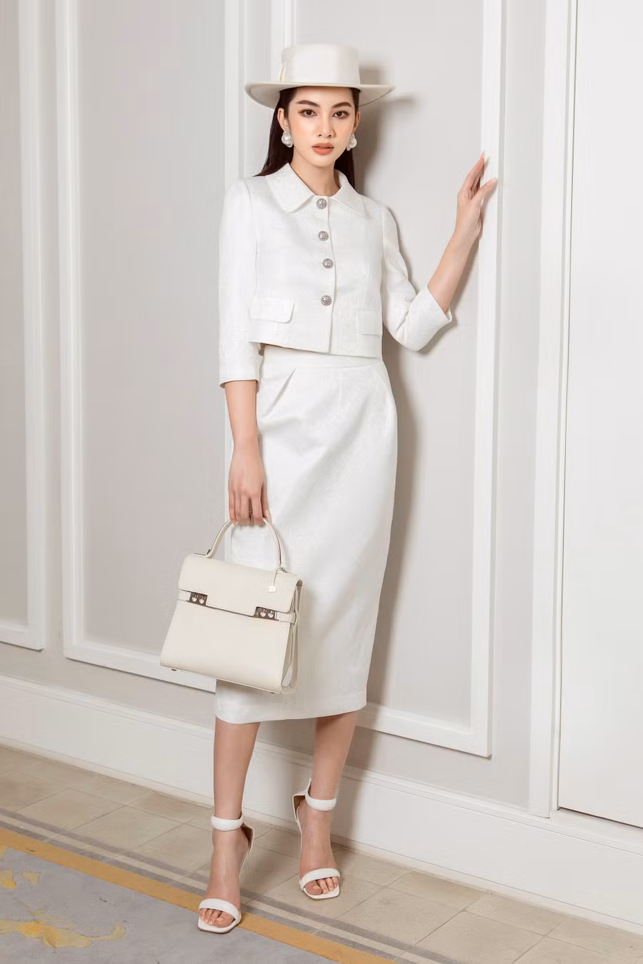 Tinh thần thanh lịch pha chút mạnh mẽ của vest được NTK biến tấu để trang phục trở nên mềm mại trẻ trung hơn. Bằng cách cắt ngắn phần tà áo hoặc dựng phom tạo các đường cong, phối áo cùng chân váy hay theo lớp layer giúp việc diện vest không bị nhàm chán.