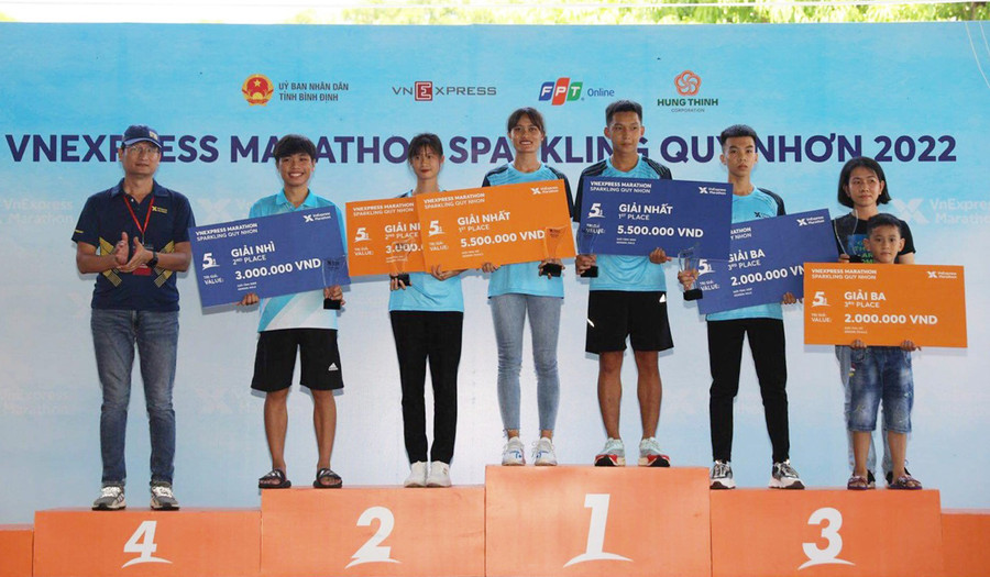  VĐV Nguyễn Thành Đạt và Lê Quang Trung nhận giải tại nội dung 5 km nam. Ảnh: Quỳnh Trần